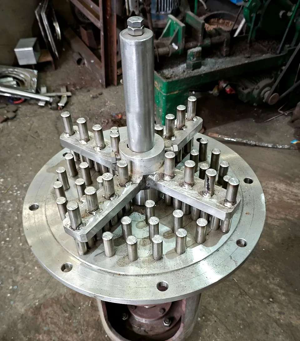 Pin mill rotor with its pinned base plate and drive housing